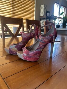 Steve Madden Floral Platform Peep Toe Heels Size 7.5